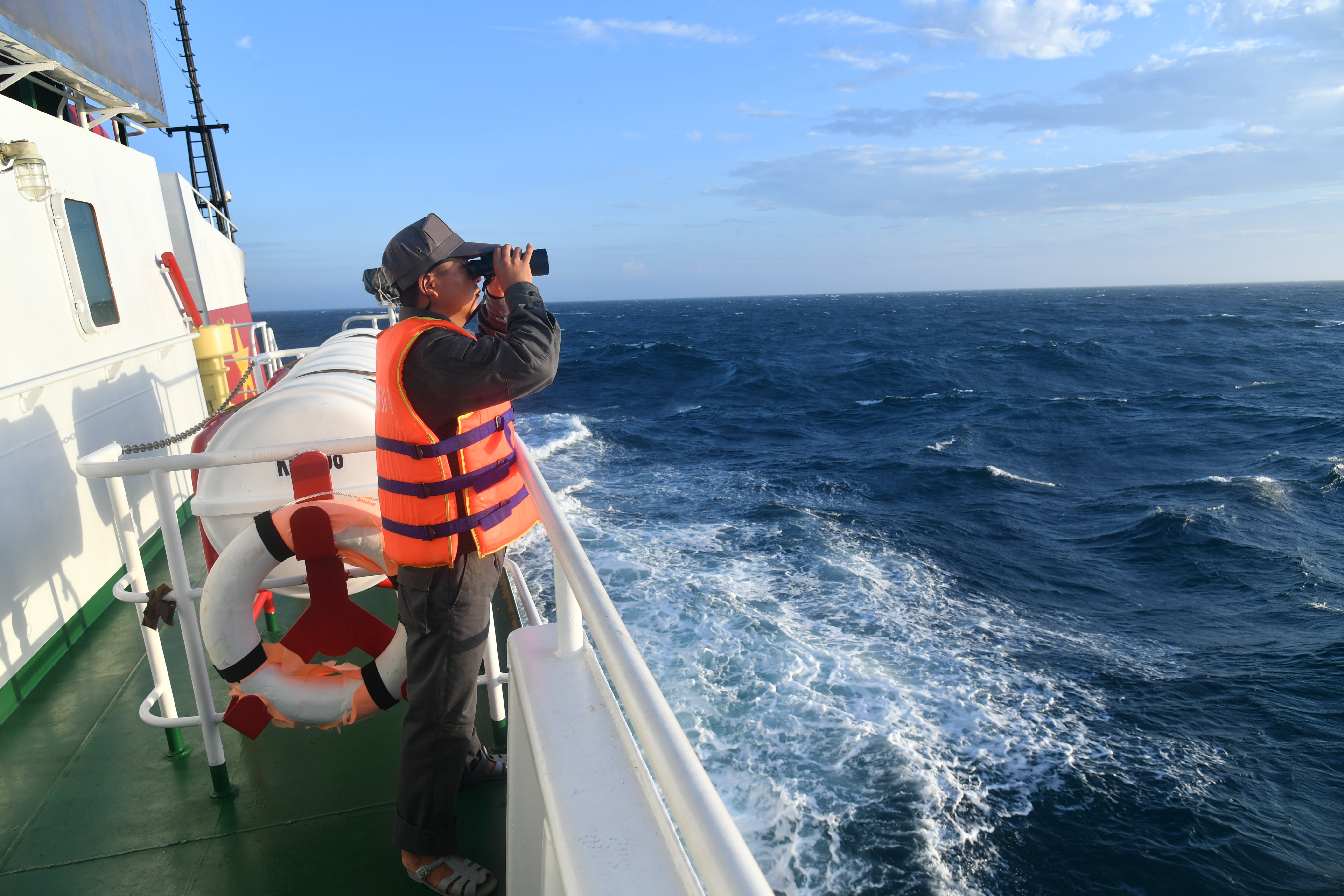  Chi đội Kiểm ngư số 4,​ cứu 4 ngư dân Phú Yên chìm tàu trên biển